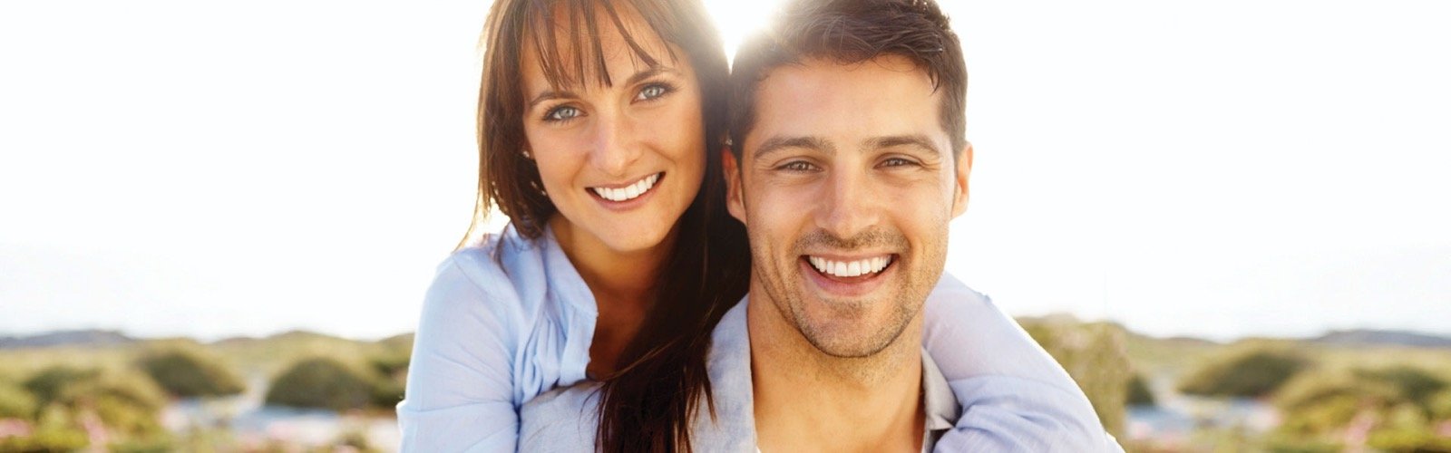 Coppia sorridente con denti bianchi e naturali