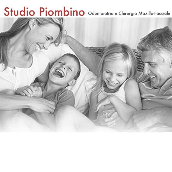 Una famiglia sorridente, genitori e due bambini