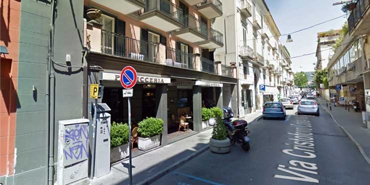 Via Cristoforo Colombo a Caserta, il palazzo dello studio con la Pasticceria Chirico al piano terra